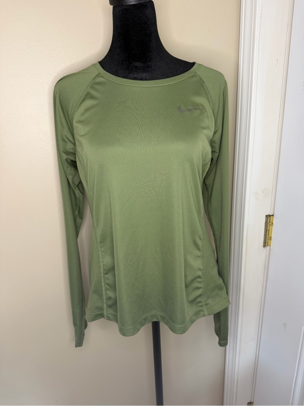 Nike Dri-FIT Long Sleeve Running Shirt Women’s M Sage Olive Green Graphic Sleeve